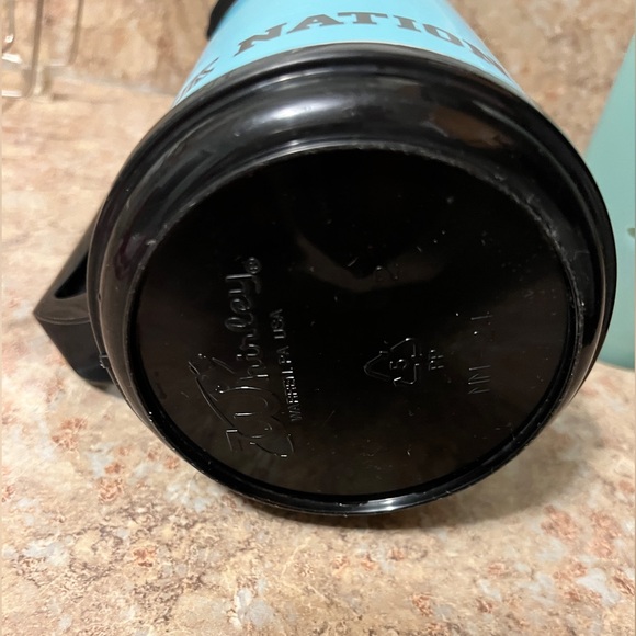 Bundle of 2 Victoria's Secret pink collectible travel mug tumblers! - Picture 6 of 8